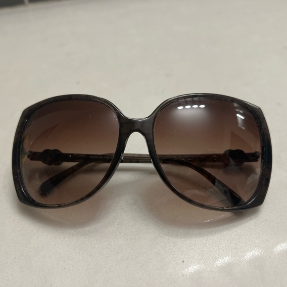 Chic Black Chanel Sunglasses - Picture 4 of 9